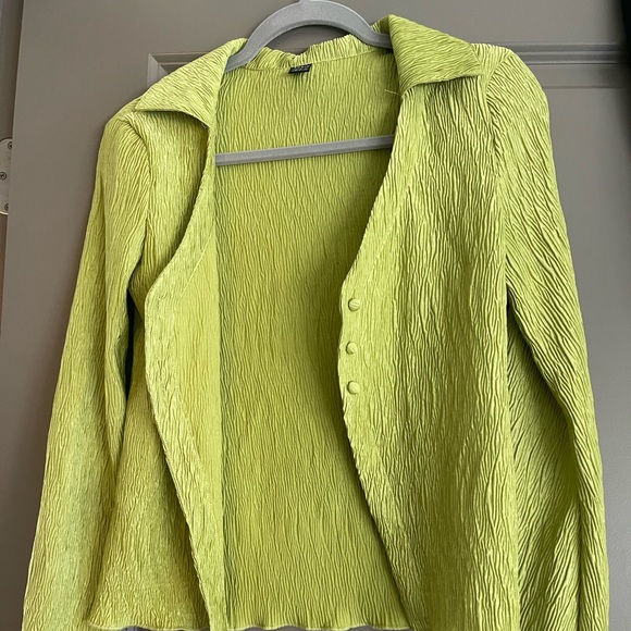 Womens button up top. Size small. Like new condition. - Picture 2 of 3